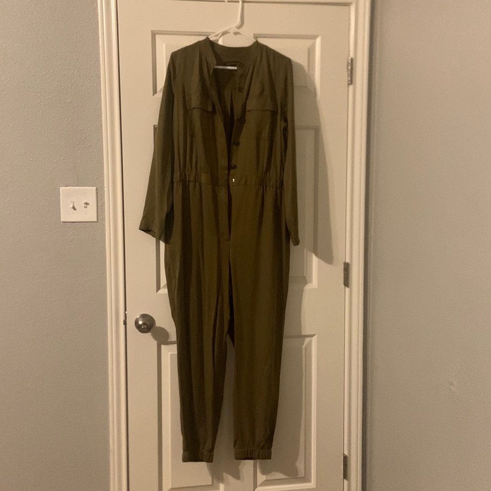 Banana Republic Olive jumpsuit. Material is soft. Size 14. Never worn. Slim fit.